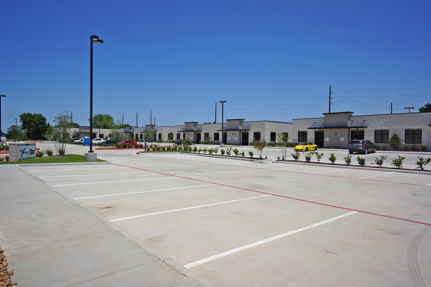 12440 Emily Ct, Sugar Land, TX for lease - Building Photo - Image 2 of 24