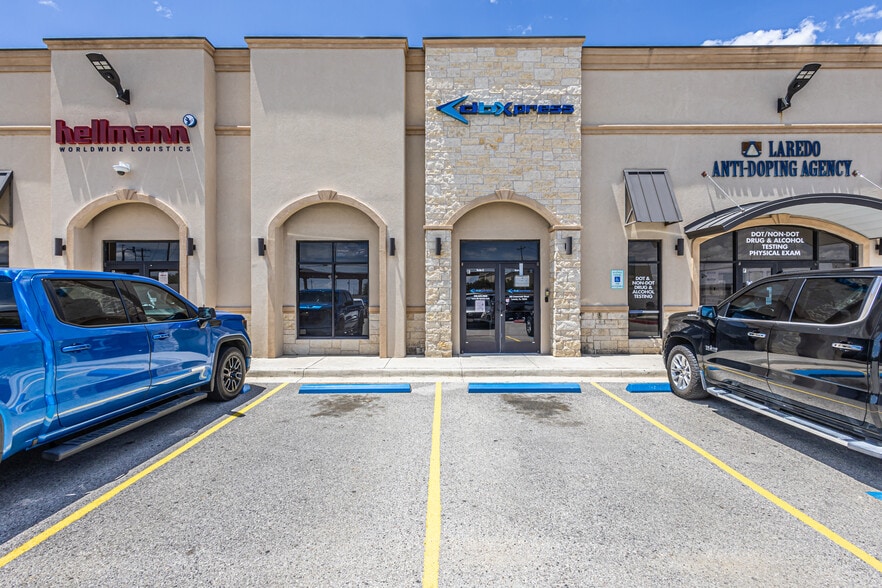 302 Crossroads St, Laredo, TX for lease - Building Photo - Image 2 of 32