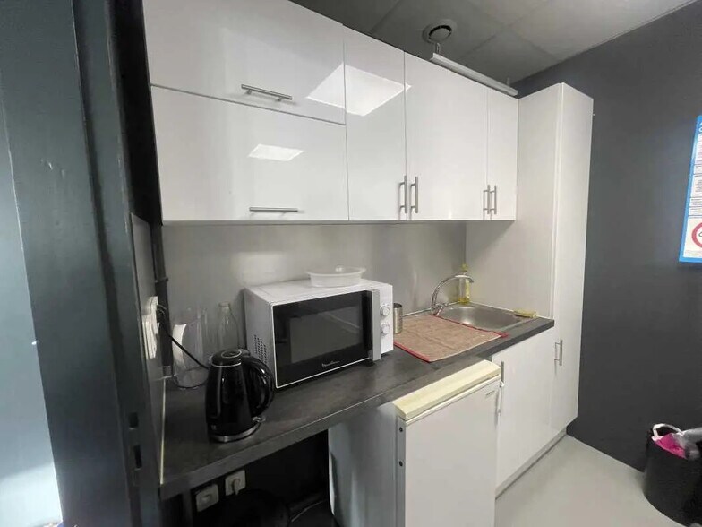 Office in Bordeaux for lease - Interior Photo - Image 2 of 6