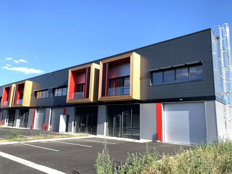 Flex in Fenouillet for lease - Building Photo - Image 1 of 19