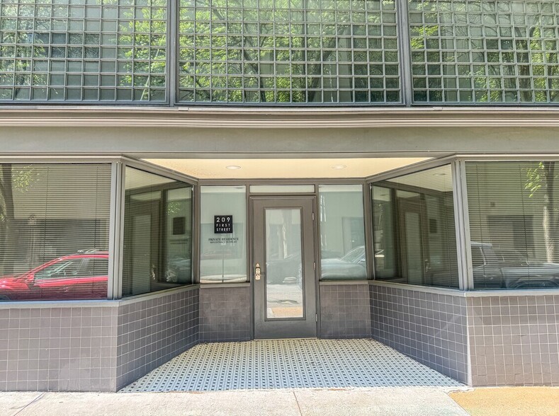 209 1st St SW, Roanoke, VA for sale - Building Photo - Image 2 of 21