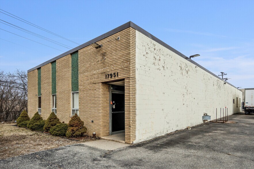 17951 E 14 Mile Rd, Fraser, MI 48026