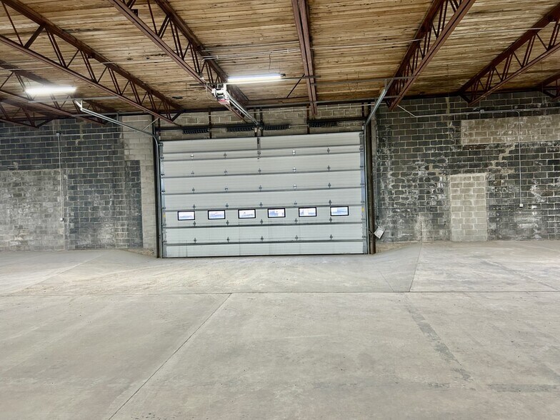 351 N Green Bay Rd, Neenah, WI for sale - Interior Photo - Image 2 of 5