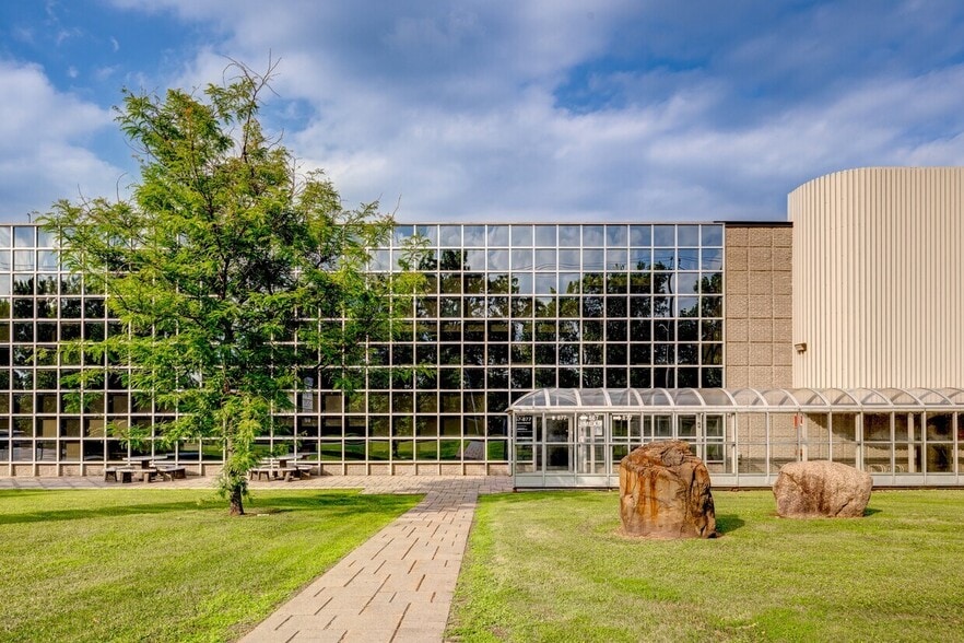 867-877 Boul Jean-Paul-Vincent, Longueuil, QC for lease - Building Photo - Image 3 of 3