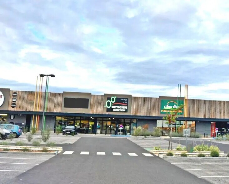 Retail in Chasseneuil-du-Poitou for lease - Building Photo - Image 3 of 3