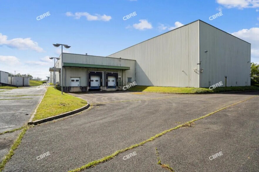 Flex in Houdan for sale - Building Photo - Image 1 of 14