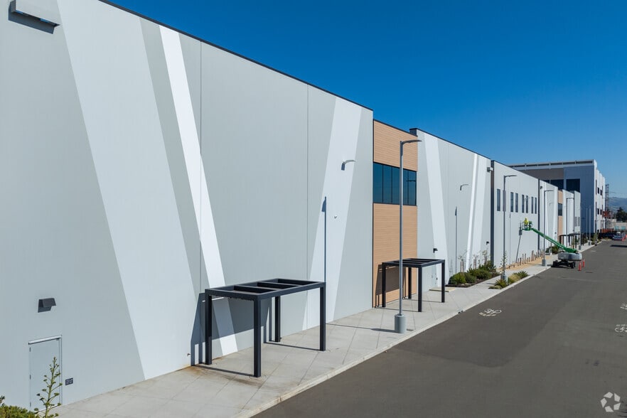 25500 Clawiter Rd, Hayward, CA for lease - Building Photo - Image 2 of 13