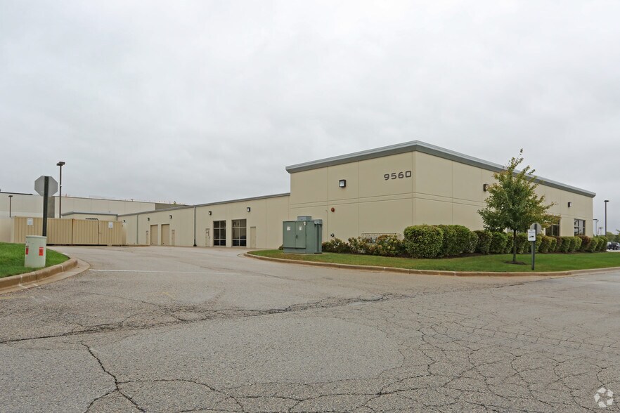 9560 58th Pl, Kenosha, WI for lease - Building Photo - Image 2 of 4