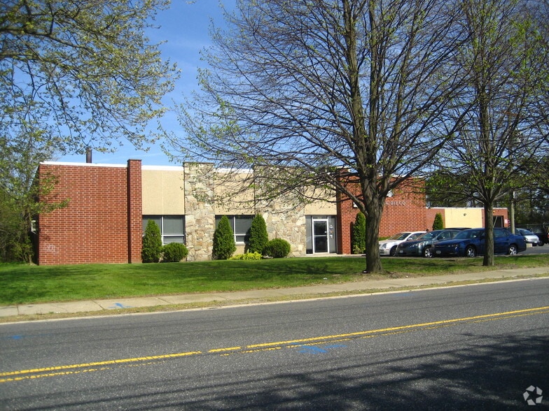 1565 Ocean Ave, Bohemia, NY for lease - Building Photo - Image 2 of 7