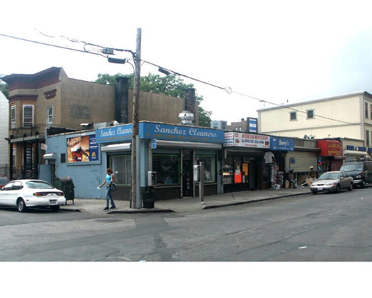 114 E 183rd St, Bronx, NY for lease - Primary Photo - Image 2 of 3