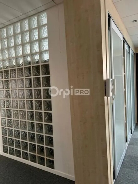 Office in Reims for lease - Interior Photo - Image 2 of 12