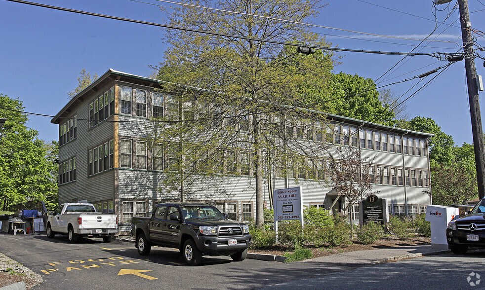 13 Water St, Holliston, MA 01746