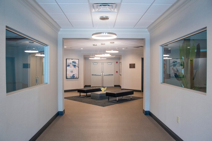 300 Buttermilk Pike, Fort Mitchell, KY for lease - Lobby - Image 3 of 5