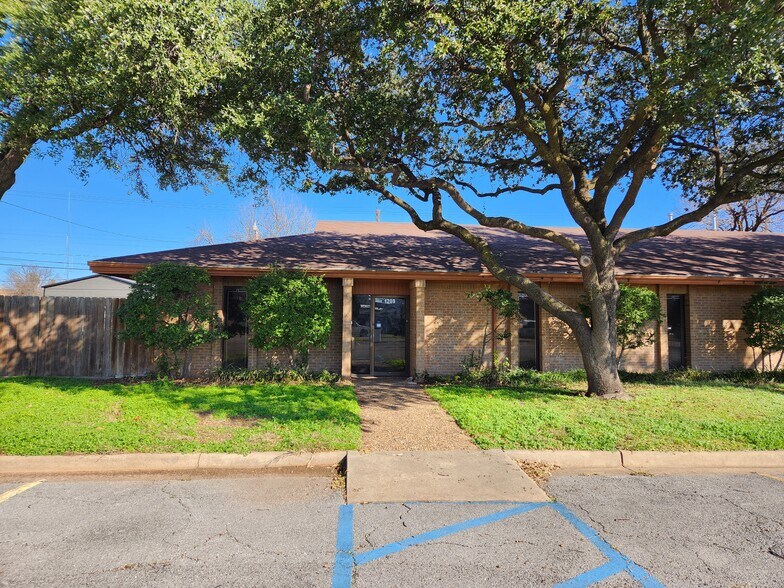 1209 Bluff St, Wichita Falls, TX for sale - Building Photo - Image 1 of 1