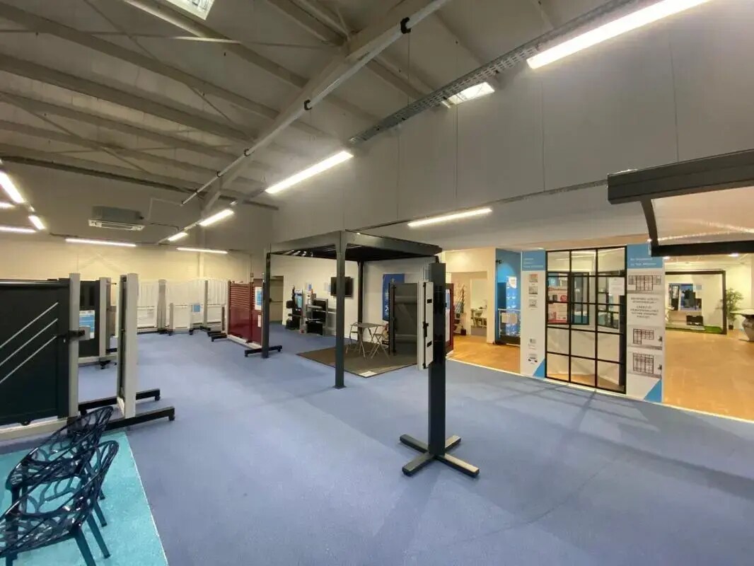 Retail in Sainte-Geneviève-des-Bois for lease Interior Photo- Image 1 of 2