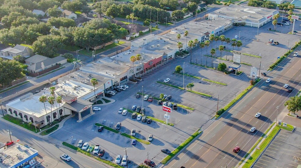 Town & Country Shopping Center portfolio of 2 properties for sale on LoopNet.com - Building Photo - Image 2 of 17