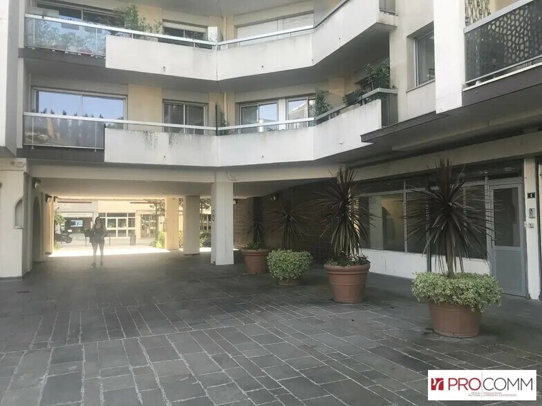 Flex in Vincennes for sale - Building Photo - Image 2 of 6