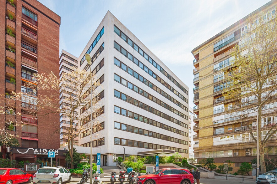 Calle de la Infanta Mercedes, 90, Madrid, Madrid for lease - Building Photo - Image 1 of 6