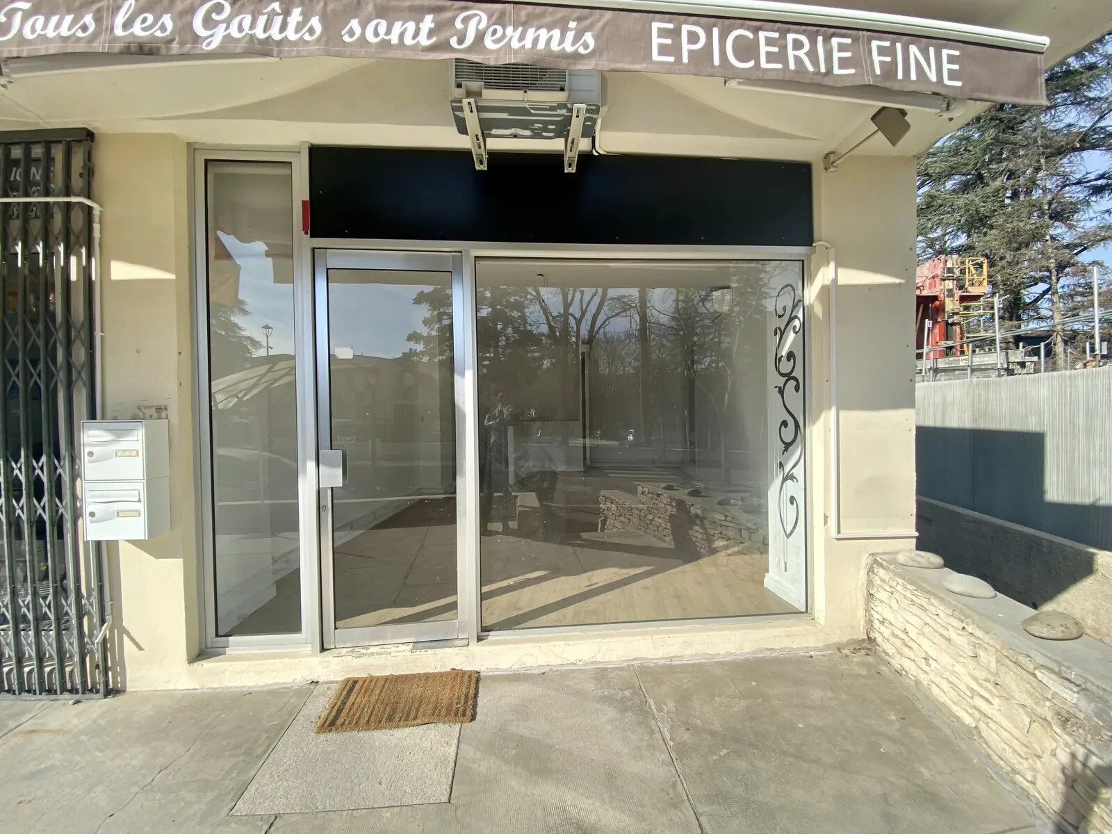 Retail in Gréoux-les-Bains for lease Building Photo- Image 1 of 7