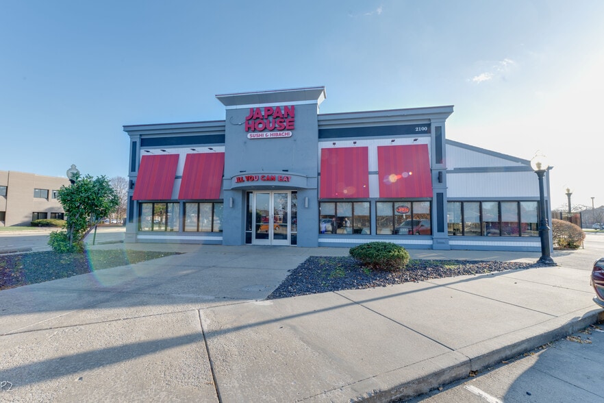 2100 W White Oaks Dr, Springfield, IL for sale - Building Photo - Image 2 of 72