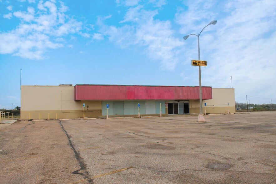 205 N Oak St, Pearsall, TX for sale - Building Photo - Image 1 of 1