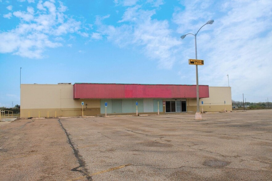 205 N Oak St, Pearsall, TX for sale - Primary Photo - Image 1 of 1