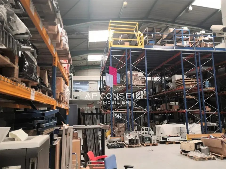 Flex in Montigny-le-Bretonneux for lease Interior Photo- Image 1 of 3