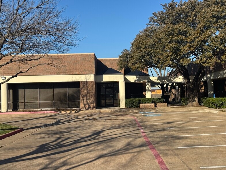 2033 Chenault Dr, Carrollton, TX for sale - Building Photo - Image 2 of 11