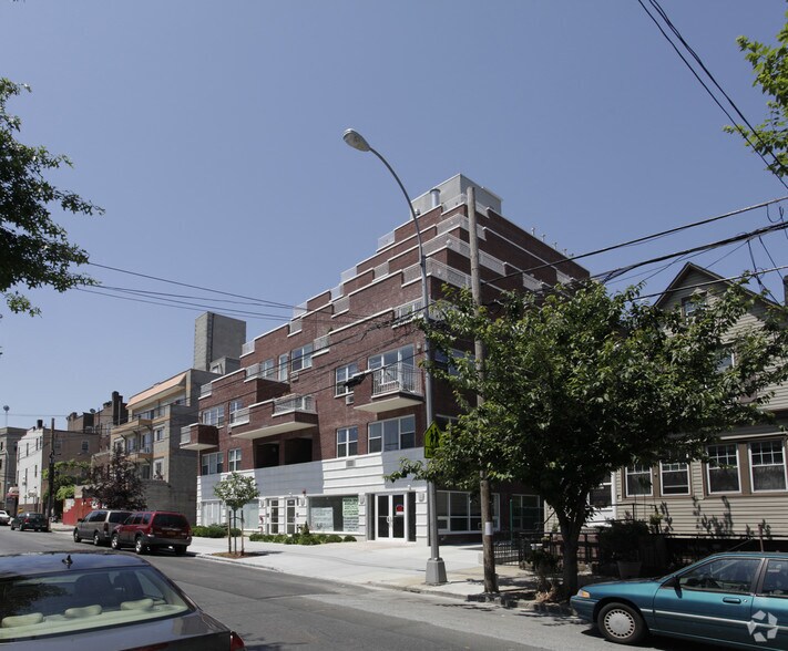 25-44-25-50 Crescent St, Astoria, NY for sale - Primary Photo - Image 1 of 1