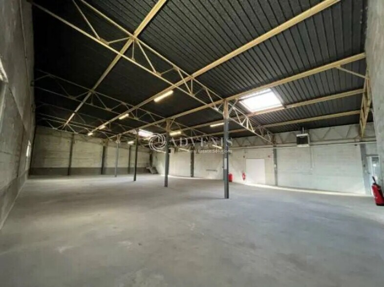 Flex in Vénissieux for lease - Interior Photo - Image 3 of 6