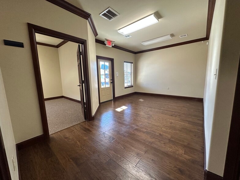1955 W 33rd St, Edmond, OK for lease - Interior Photo - Image 3 of 6