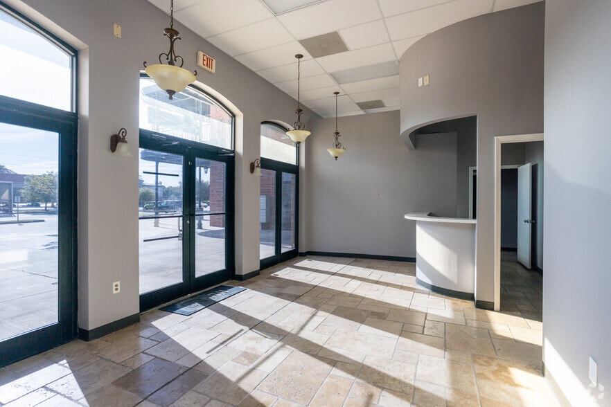 18321 W Lake Houston Pky, Humble, TX for lease - Interior Photo - Image 3 of 25