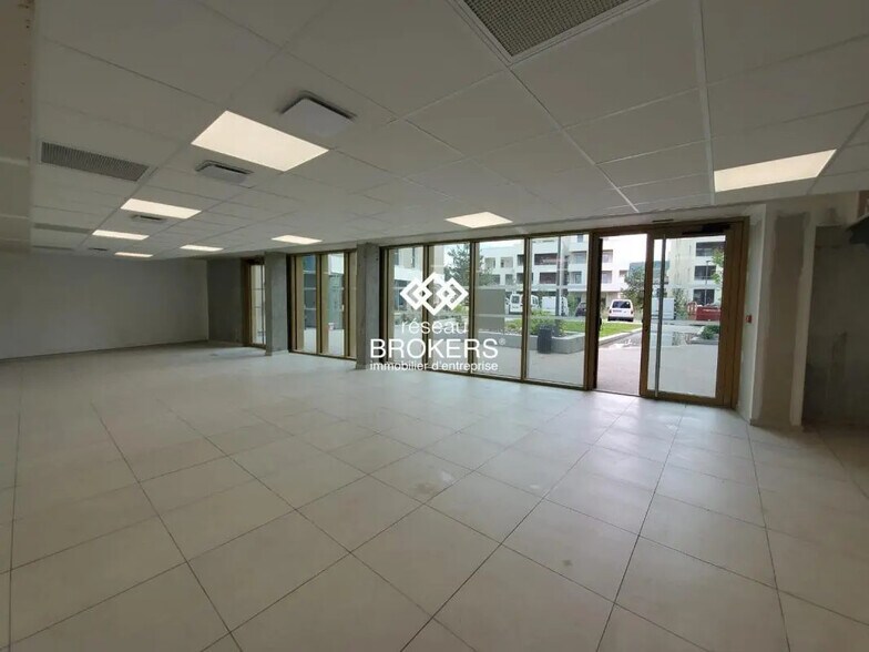 Retail in Annecy for lease - Interior Photo - Image 3 of 11