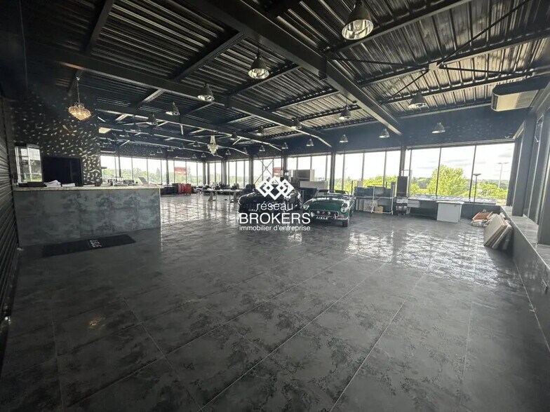 Retail in L'ISLE-JOURDAIN for lease - Building Photo - Image 3 of 10