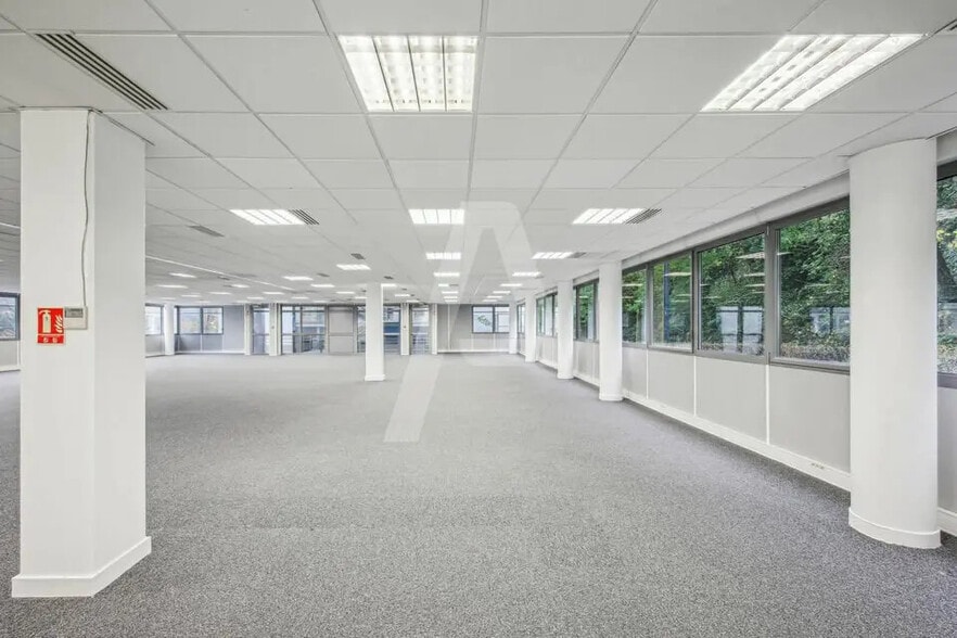 Office in Orsay for lease - Building Photo - Image 1 of 12