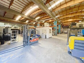 9 Rue Du Dauphiné, Saint-Priest for lease Interior Photo- Image 2 of 9