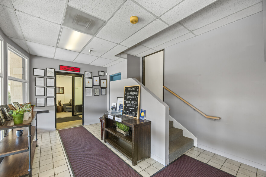 155 Wilbur Rd, Thousand Oaks, CA for sale - Lobby - Image 3 of 9