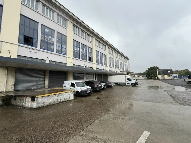 Office in Bobigny for lease - Building Photo - Image 3 of 10