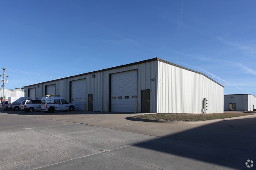 5604 SW Topeka Blvd, Topeka, KS for lease - Primary Photo - Image 1 of 18