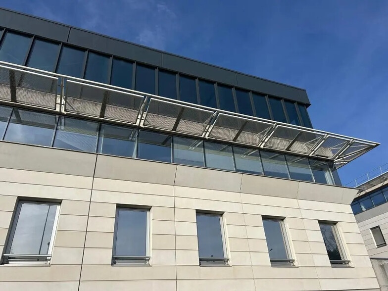 Office in Bron for lease - Building Photo - Image 3 of 6