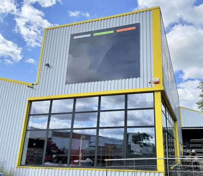 Retail in Theix-Noyalo for lease - Building Photo - Image 2 of 4