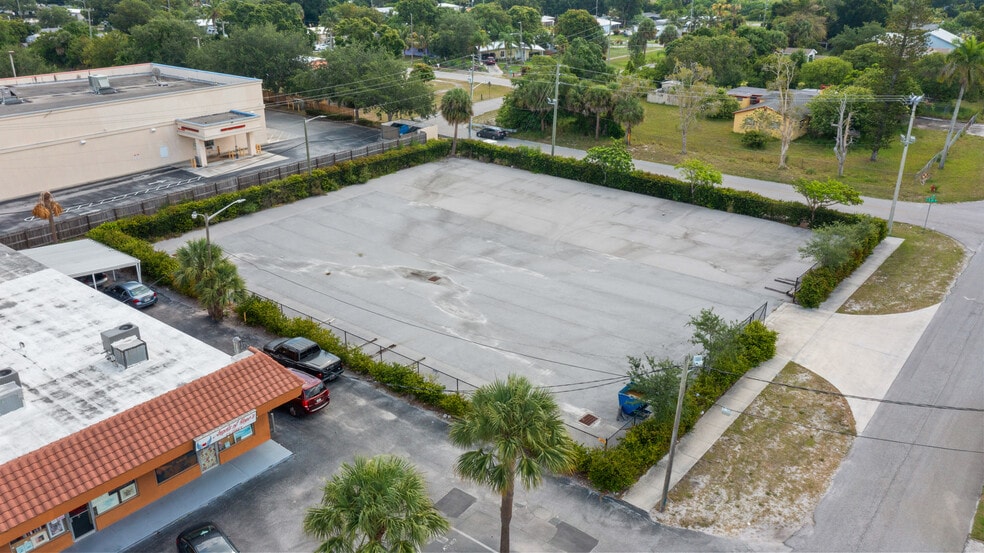 330 Indian Hills Dr, Fort Pierce, FL for sale - Primary Photo - Image 1 of 7