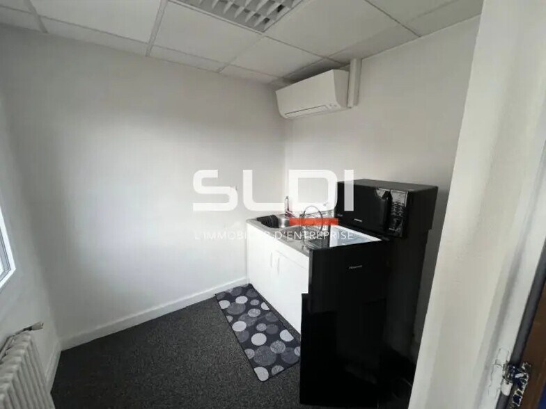 Office in Lyon for lease - Interior Photo - Image 3 of 8