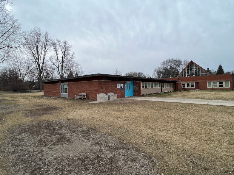 16360 Hubbard St, Livonia, MI for lease - Primary Photo - Image 1 of 4