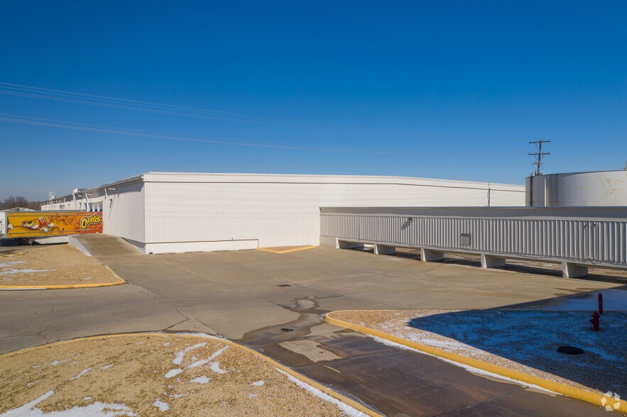 925 SW University Blvd, Topeka, KS for sale - Building Photo - Image 2 of 23