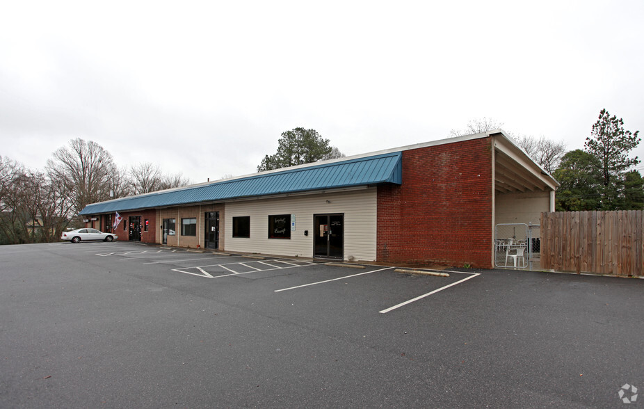 100-106 E Church St, Cherryville, NC for sale - Building Photo - Image 1 of 1