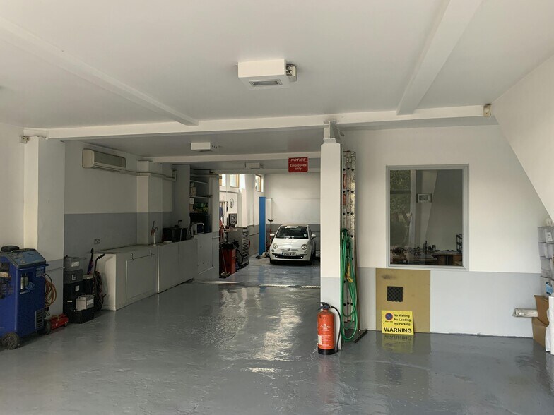 1-2 Chiswick Common Rd, London for lease - Building Photo - Image 3 of 7