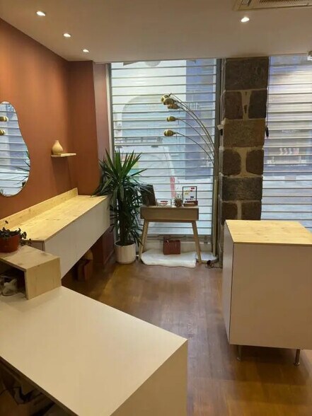 Retail in Rennes for lease - Interior Photo - Image 3 of 7