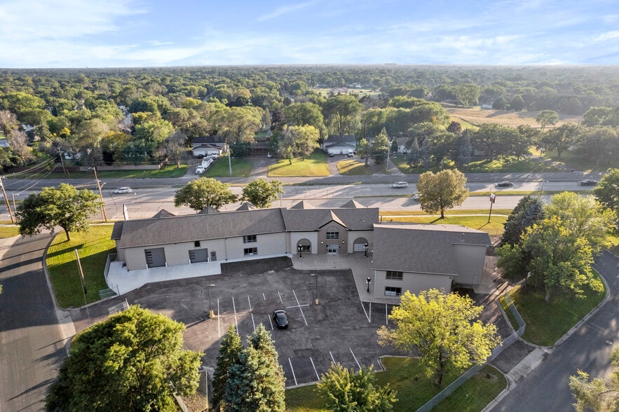 2163 Coon Rapids Blvd NW, Coon Rapids, MN for lease - Primary Photo - Image 1 of 22