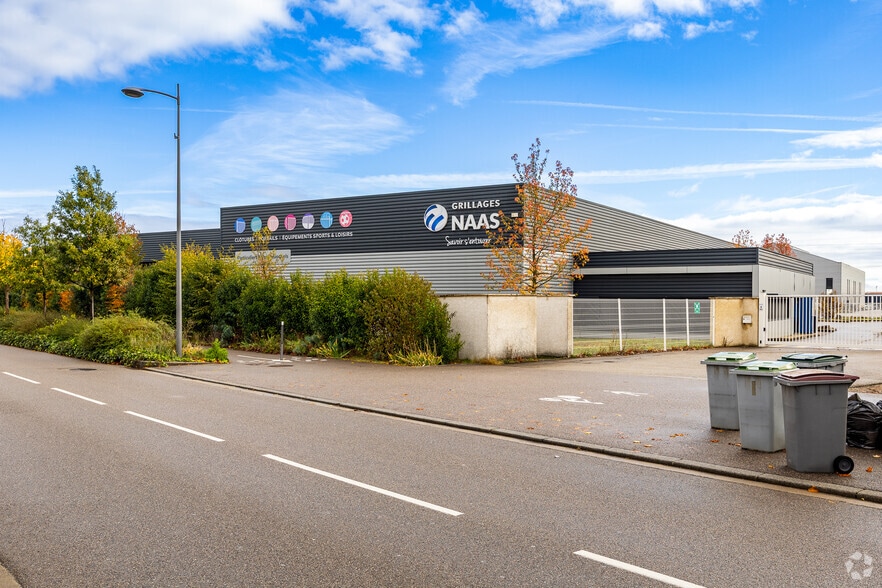 Industrial in Meyzieu for lease - Primary Photo - Image 1 of 2